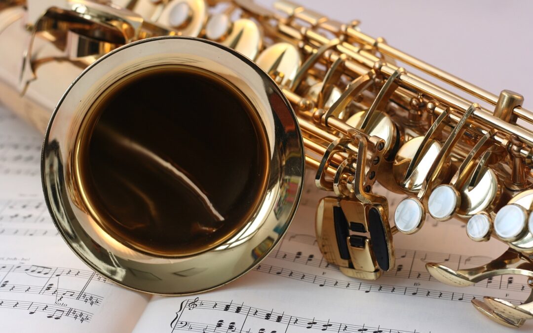 Saxophon aus Messing auf Notenblatt